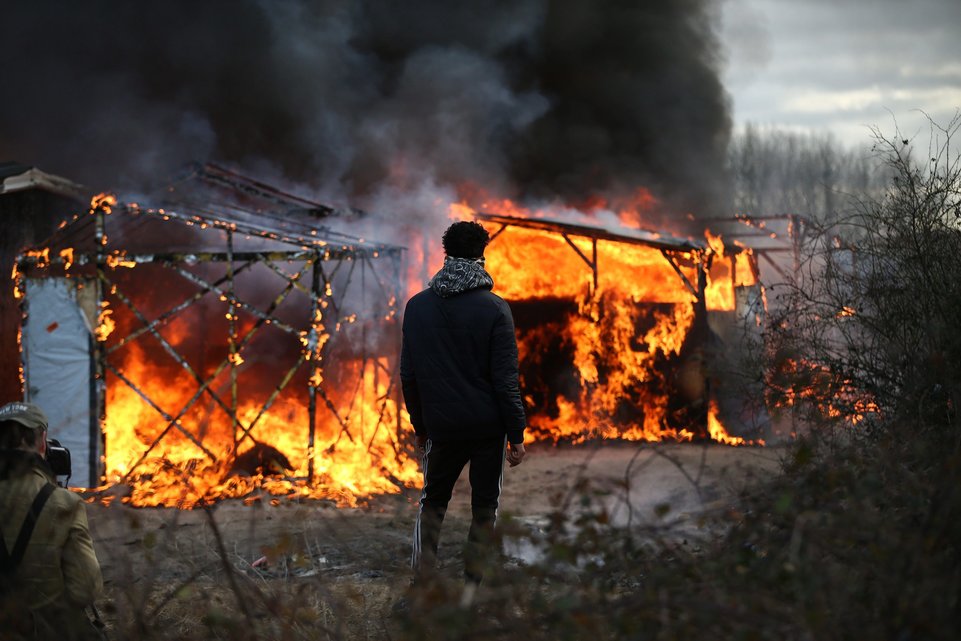 Calais: Vad összecsapások a rohamrendőrök és a ránkvándorlók között