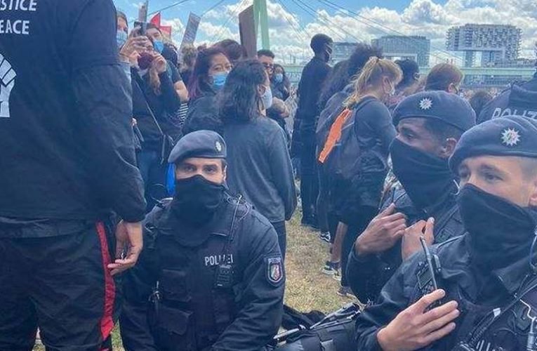 Főhajtás az anarchia felett – behódoltak a kölni rendőrök