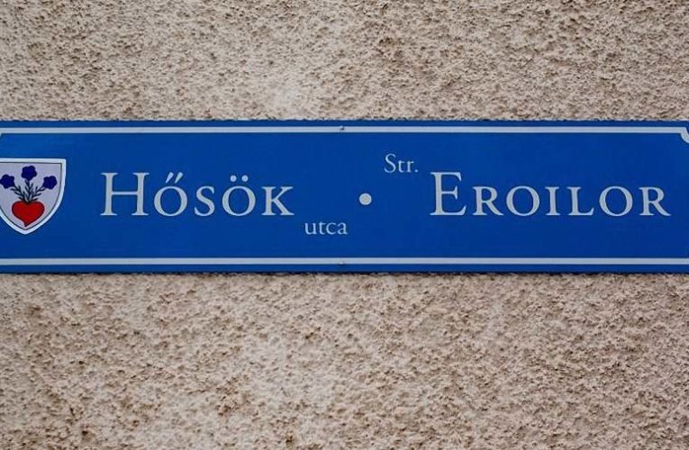 Ki kell cserélni a csíkszeredai utcanévtáblákat, mert a román államnak nem tetszik a sorrend