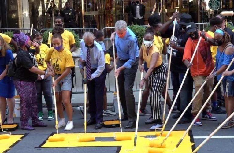 New Yorkban a polgármester is segített BLM-feliratot mázolni az úttesten Trump lakása elé