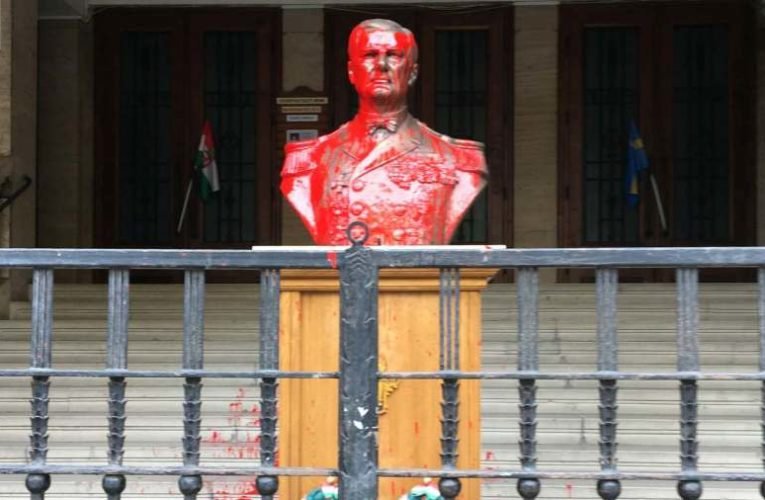 Gyalázat! – Támadás a Horthy szobor és a Hazatérés Temploma ellen fényes nappal (videó)