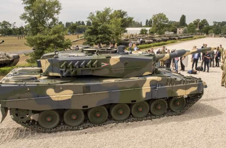 Megérkezett Tatára az első négy Leopard harckocsi