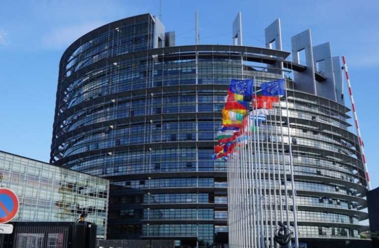 Nincs még megállapodás, hétfőn is folytatódik az uniós csúcstalálkozó