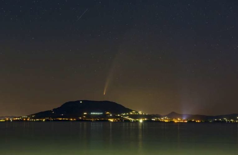 NEOWISE-üstökös Badacsony felett