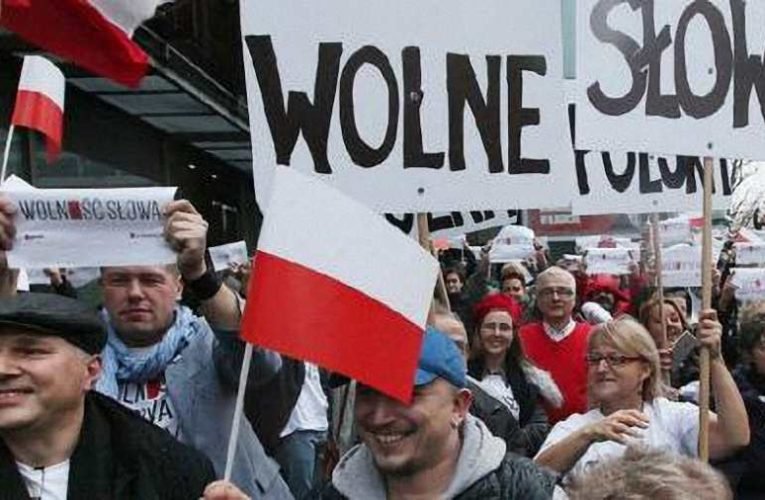 A lengyeleknek nem kell a külföldi tulajdonú média