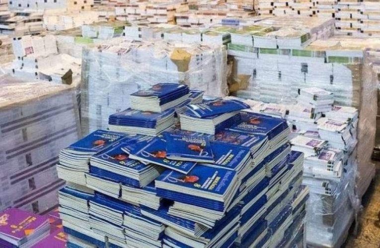 Az ősszel induló tanévben már ingyenesen kapják a diákok a tankönyveket