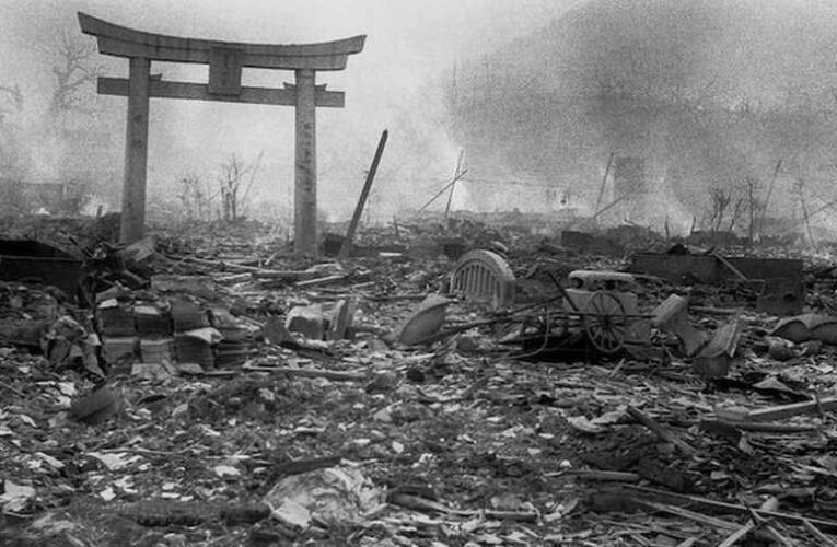 Nagaszaki látványa az atombomba utáni napon