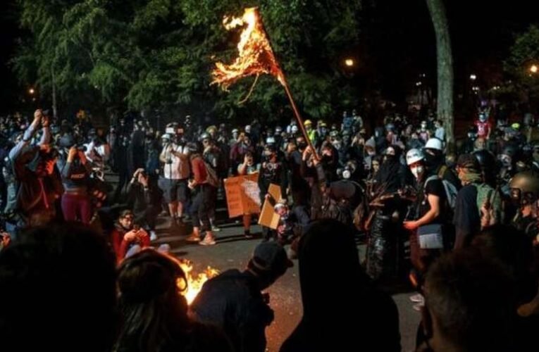 A szélsőbalos csőcselék zászlót és Bibliát égetett Portlandban