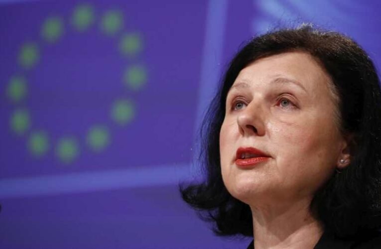 A HÍR: A magyar kormány felfüggeszti a kétoldalú politikai kapcsolatokat Věra Jourovával