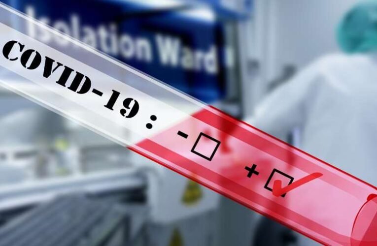 876 fővel emelkedett a beazonosított fertőzöttek száma és elhunyt 3 krónikus beteg