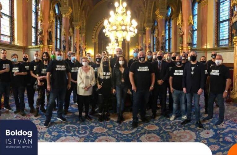 Boldog István képviselő bevitte a Parlamentbe a „Fekete Sereget”