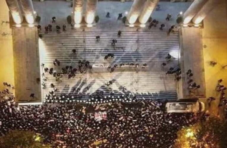 A lengyelországi Antifa Varsóban templomot ostromolt