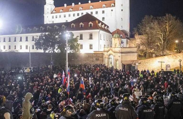 Tüntetés Pozsonyban a gyülekezési tilalom ellenére