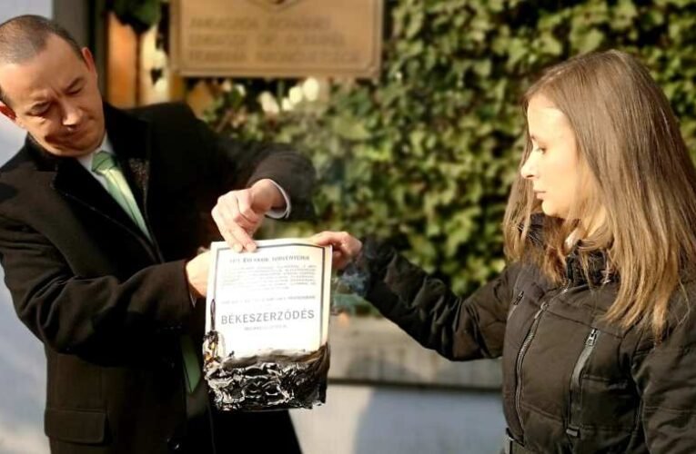 A Mi Hazánk elégette a trianoni diktátumot