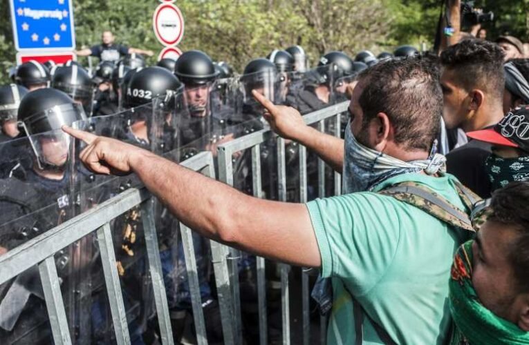 Kétszázan próbálták legázolni a magyar oldalon lévő rendőri erőket