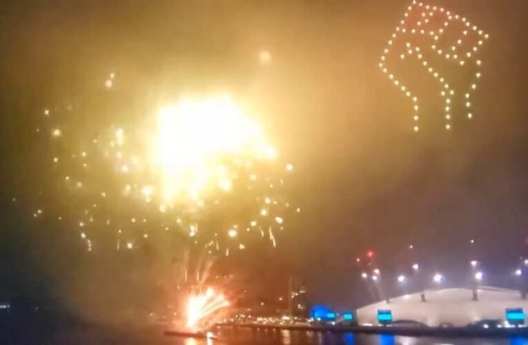 Londoni újévi tűzijáték Black Lives Matter logóval az égen – Videó