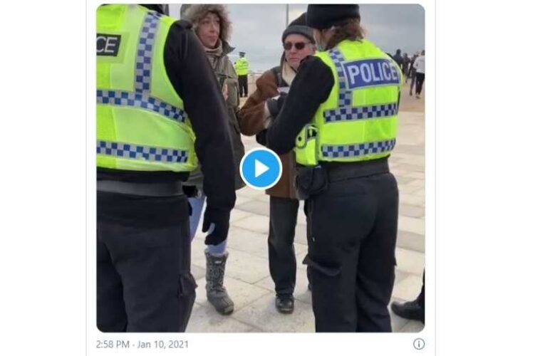 Tengerparton sétáló és kávézó embereket tartóztattak le Nagy-Britanniában