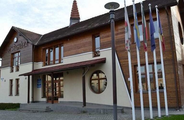 Magyarellenesség román módra: vasárnap eltávolítják a székely és a magyar zászlót Gyergyóremetén