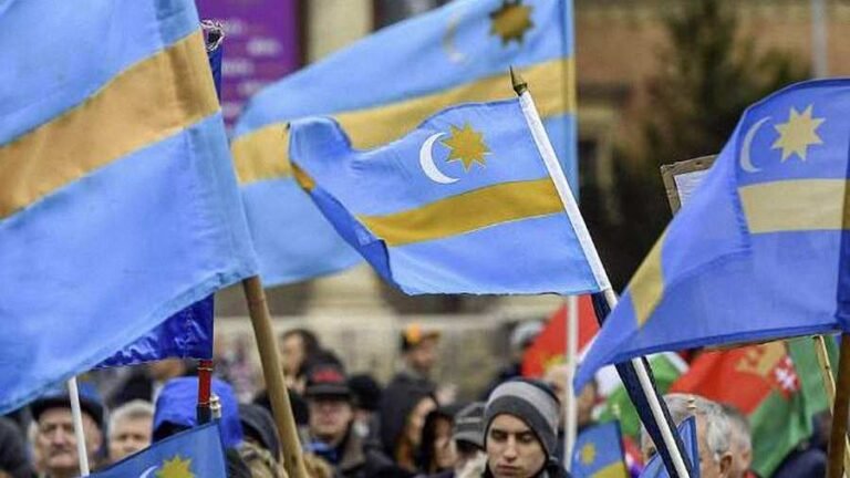 Gyergyóremete: Levetettek egy székely zászlót, válaszul százat tűznek ki