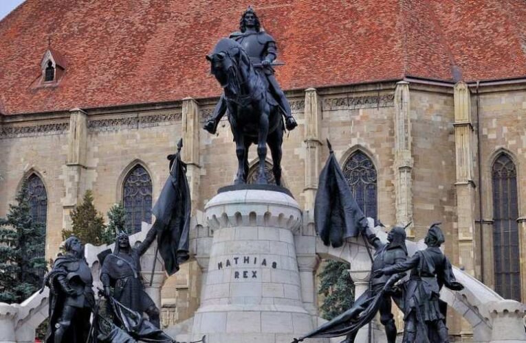 Kónya-Hamar Sándor: Kolozsvár – Mátyás király szobra előtt