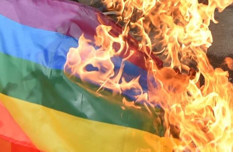 Az ügyész szerint kihívóan közösségellenes az LMBTQP rongy elégetéséről szóló plakát