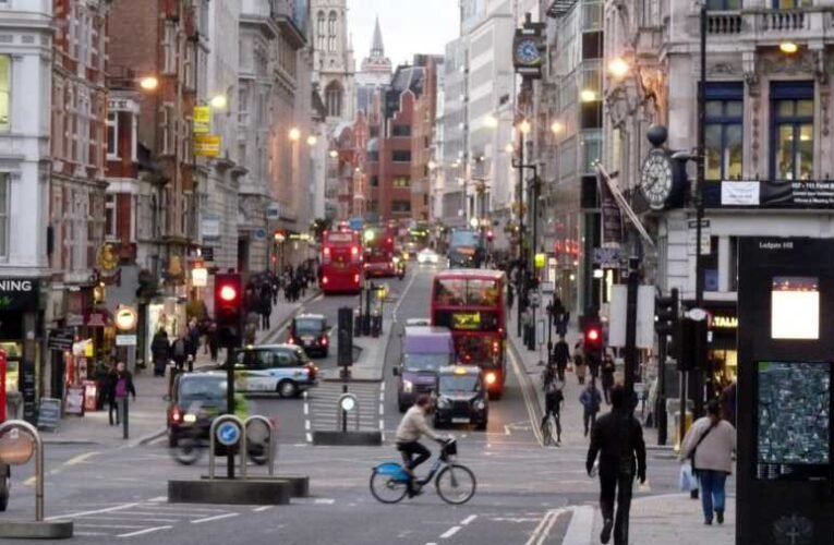 Több mint négy évtizedes csúcson a brit infláció