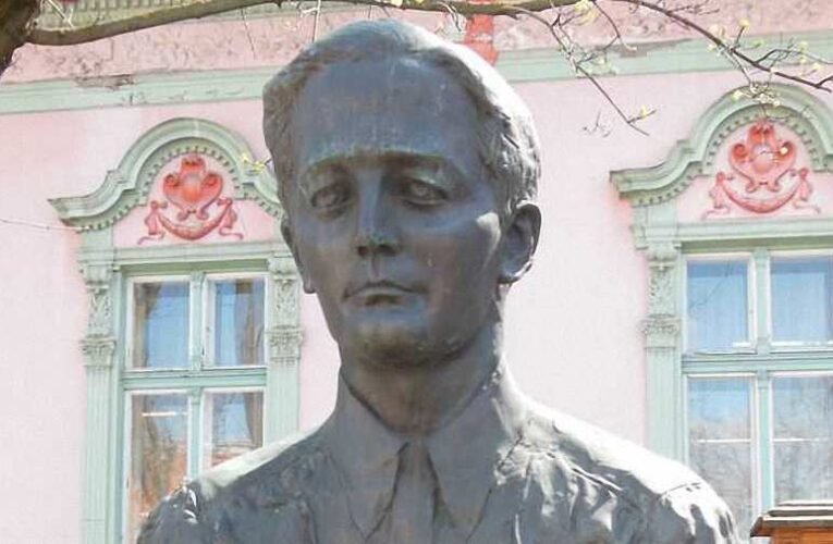 Kónya-Hamar Sándor: Ceruzasorok egy homlokon (Németh László hódmezővásárhelyi szobránál)