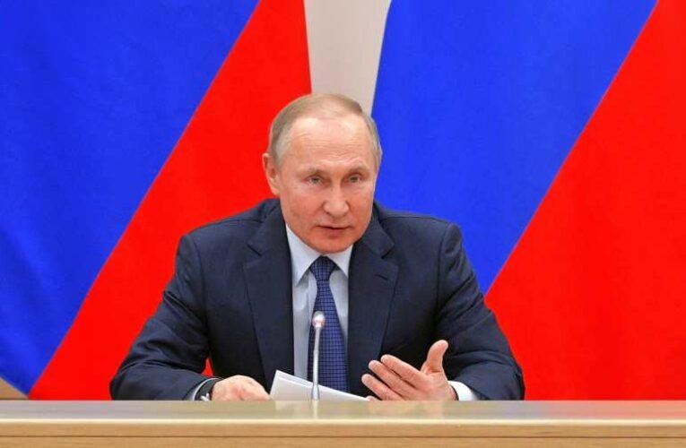 Egy orosz politológus szerint szeptemberben megpróbálhatják eltávolítani Putyint