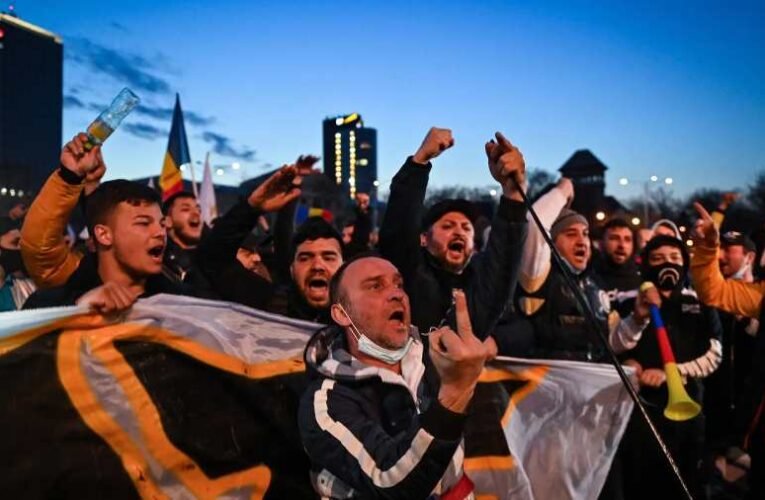 Bukarestben erőszakba torkollott a korlátozások elleni tüntetés