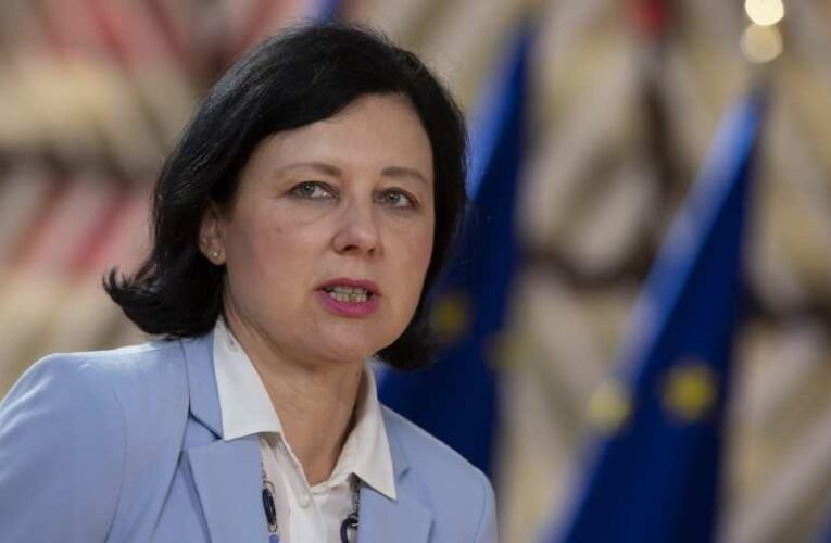 Jourová: Ha Magyarországon rosszabbodik a helyzet, akkor Brüsszel ismét zárolja a forrásokat