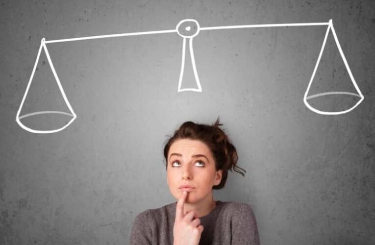 Mayer Gábor: Felborított egyensúlyok