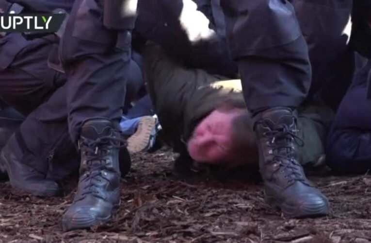 Kurz távozását követelték a korlátozások ellen tüntetők Bécsben