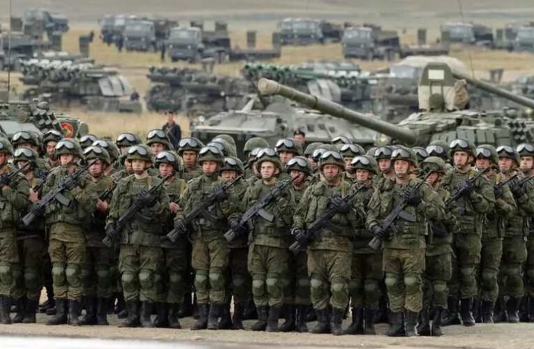 Az ukrán elnök sajtótitkára szerint már nyolcvanezer orosz katona van az ukrán határnál és a Krímben