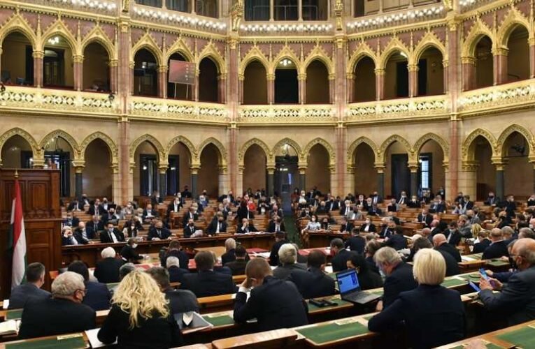 Megszavazták az uniós források kifizetéséhez elvárt törvényjavaslatokat