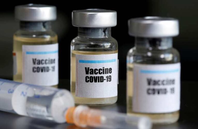 Szijjártó: van elég oltóanyag mindenkinek, aki kéri