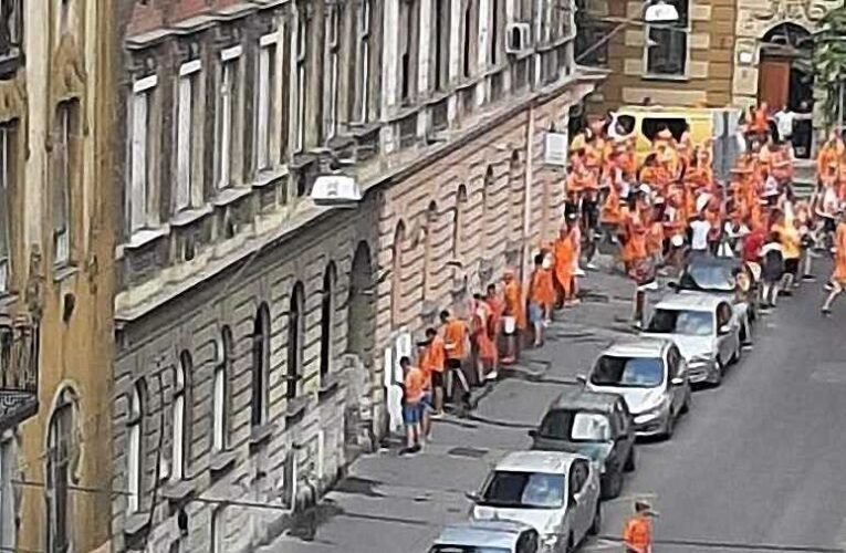 Felháborító módon viselkedtek Budapest utcáin a holland szurkolók