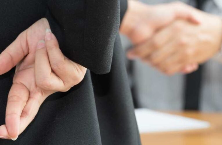 Mayer Gábor: Nem az, aminek látszik – Illetve, minden más, mint aminek láttatnák