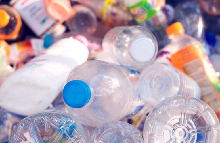 ITM: Tilos lesz több egyszer használatos műanyag forgalmazása július elsejétől