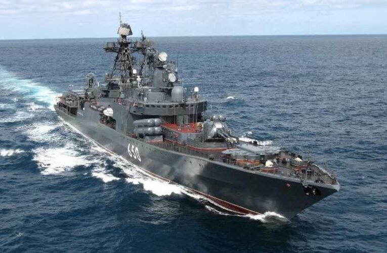 Figyelmeztető lövést adott le egy orosz hadihajó egy brit romboló felé a Fekete-tengeren