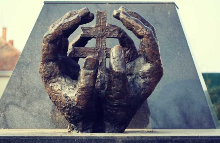 Durva magyarellenes provokáció: Trianon-emlékművet leplezett le a szlovák házelnök