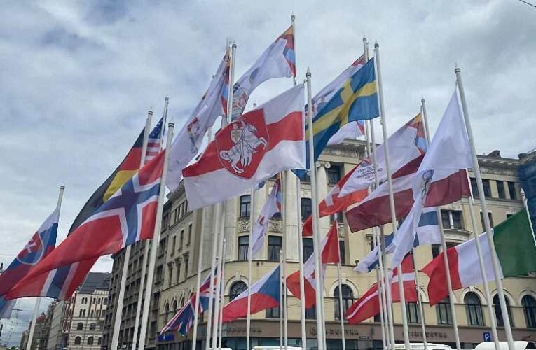 Rigában a lett külügyminiszter és a főpolgármester nyilvánosan eltávolította Belorusszia zászlaját