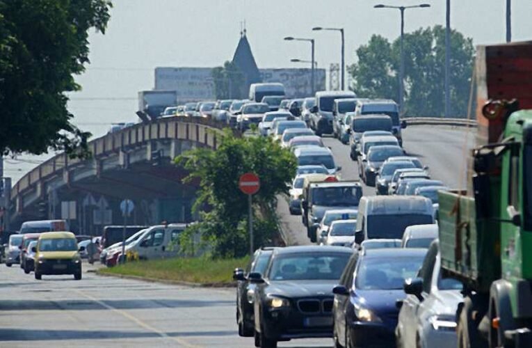 Mára összeomlott a főváros autós- és tömegközlekedése