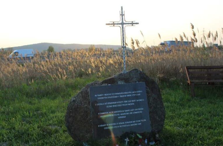 Nem holokauszt, Ligetfalu: krematóriumot is idéznek ma a mécsesek 📺