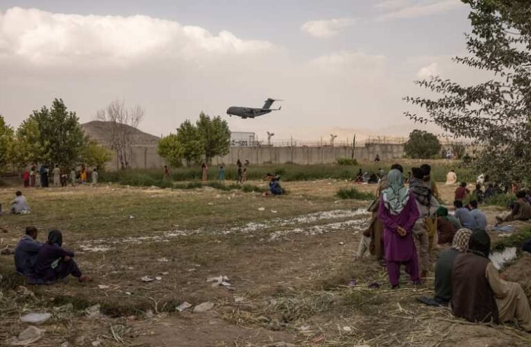 Fegyveresek kaparintották meg az egyik ukrán evakuációs repülőgépet