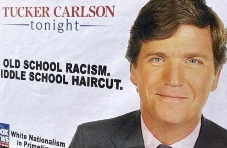 A Fox News New York-i központjánál amerikai zászlót és Tucker Carlson képét égették a tüntetők 📺