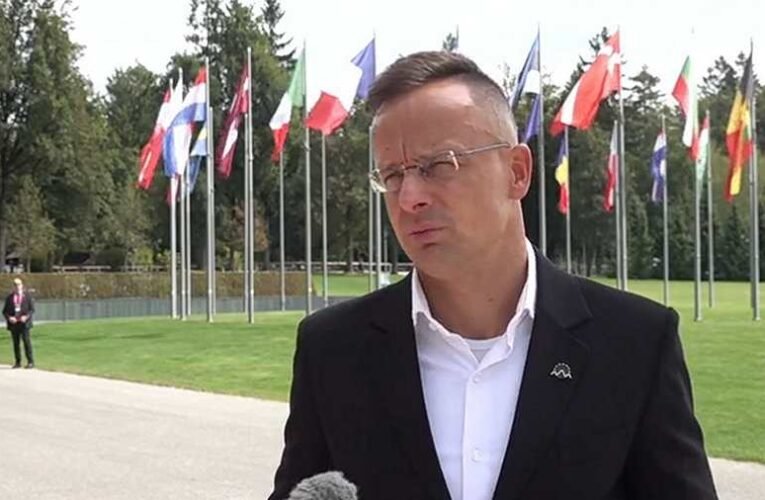 Szijjártó: az EU egyes tagországai és a brüsszeli intézmények újra a hibás 2015-ös pályára álltak rá