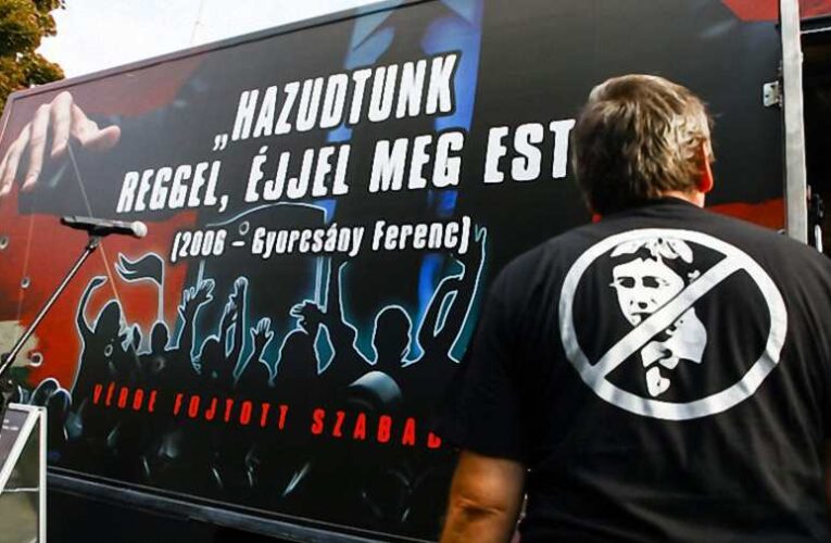 Útjára indult a vándorkiállítás a Gyurcsány-terror rémtetteiről