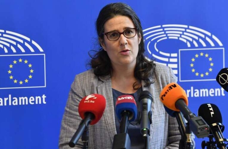 Szörnyű: Több helyen is ellenségesen bántak az vizsgálódó Libe bizottság tagjaival