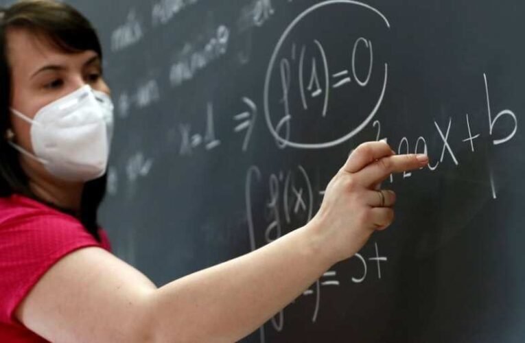 Ukrajnában felfüggesztik az oltatlan pedagógusok munkaviszonyát