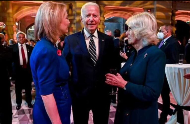 Olyat pukizott Biden, hogy még Kamilla hercegné is elpirult